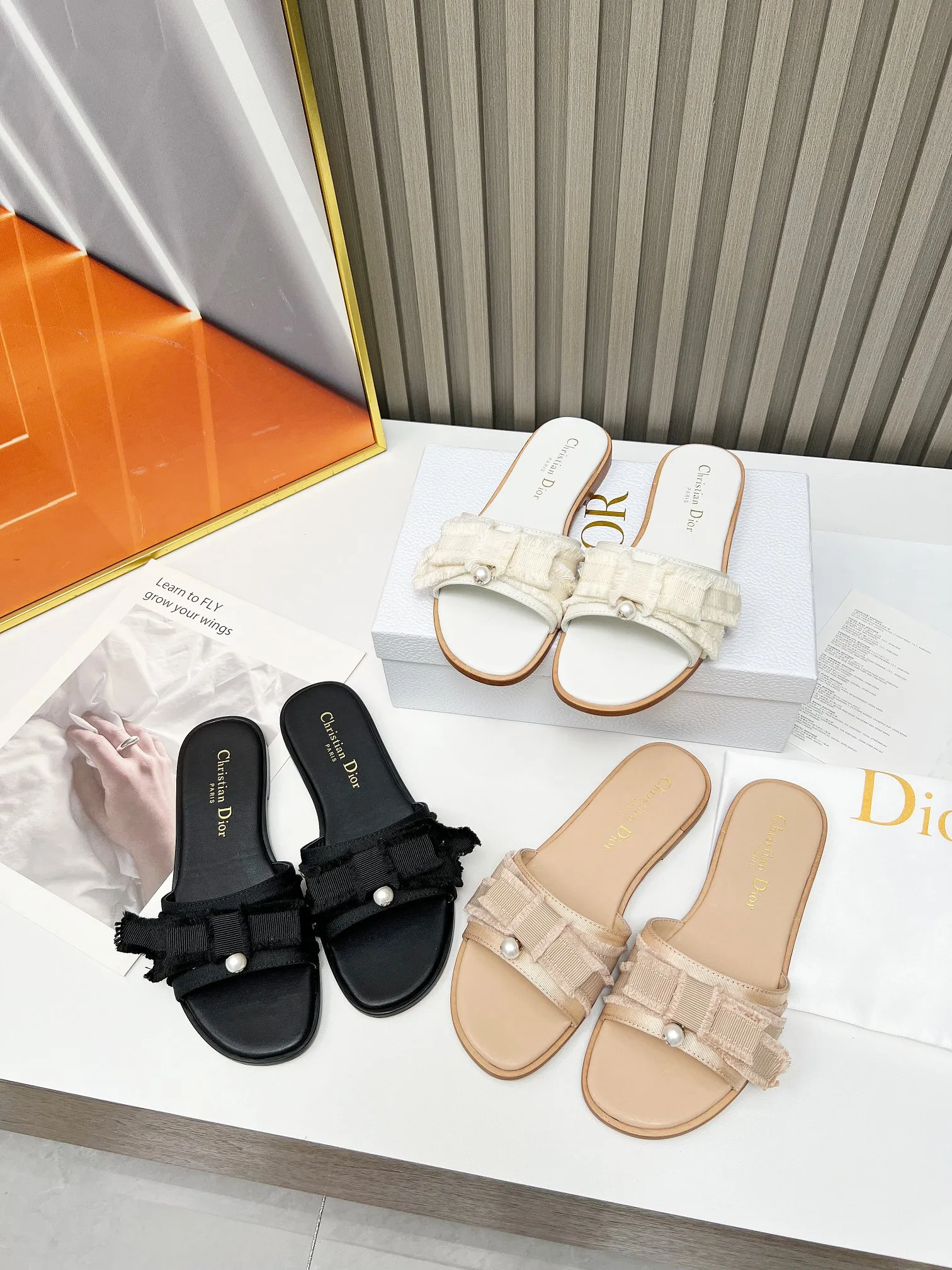 👟👟Ex-factory price 340👟👟 Genuine leather sole +40 DIOR purchasing grade Dior Dior new colors new elements DIOR spring and summer new round toe pearl open toe slippers, retro and versatile. The top version on the market. Upper: Original molded fabric Lining: Water-dyed sheepskin lining Size: #35-42 (40, 41, 42 custom-made, non-refundable)